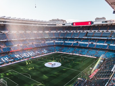 يحسم غدا لقب الدوري الإنجليزي بين مانشستر سيتي وليفربول في مواجهة تاريخية